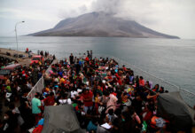 Photo of Неожиданное извержение вулкана: эвакуация населения